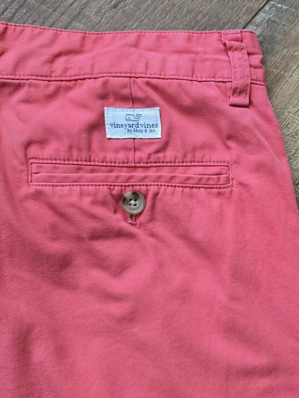 Vineyard Vines Men's Coral Club Shorts Size 30